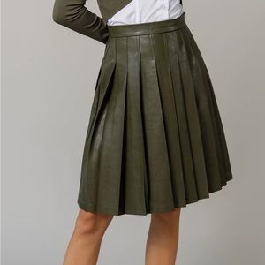 APPARALEL TRIBECA SKIRT IN BASIL 23 inch length. Never worn. Size S.